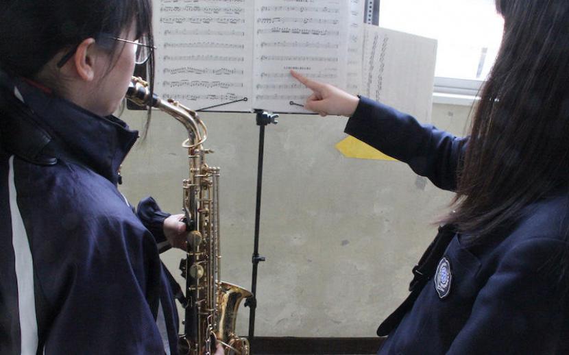 サビや劣化が激しいアルトサックス‥。良い音の出せる楽器を用意してあげたい。